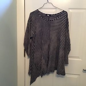 Fun black and grey tunic top with pocket